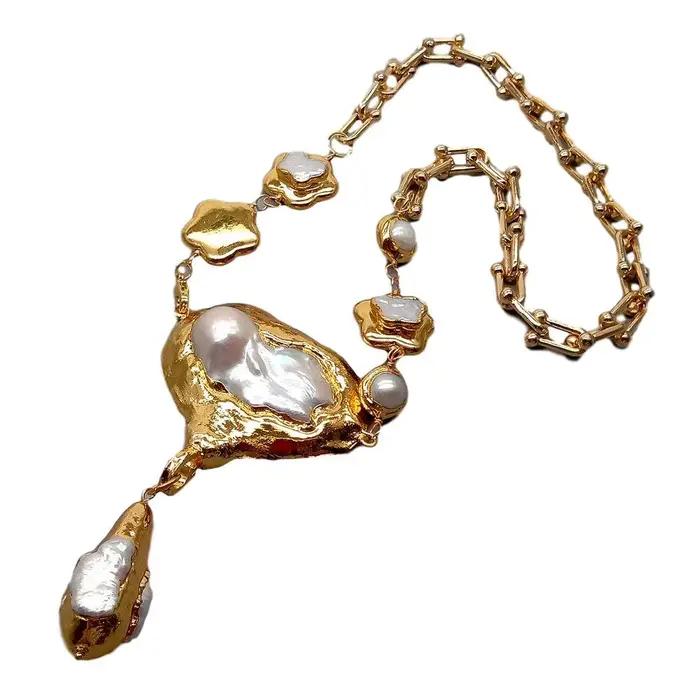 Collier en or jaune avec pendentif perle Keshi blanche fleur naturelle pour femmes occasions spéciales