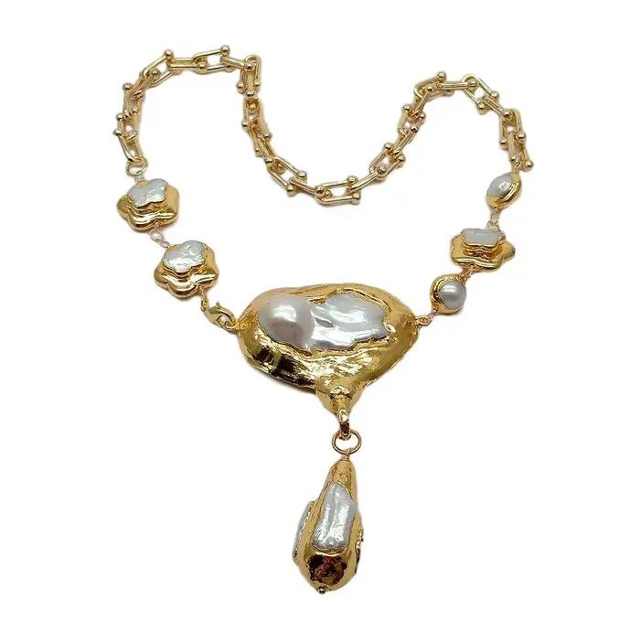 Collier en or jaune avec pendentif perle Keshi blanche fleur naturelle pour femmes occasions spéciales