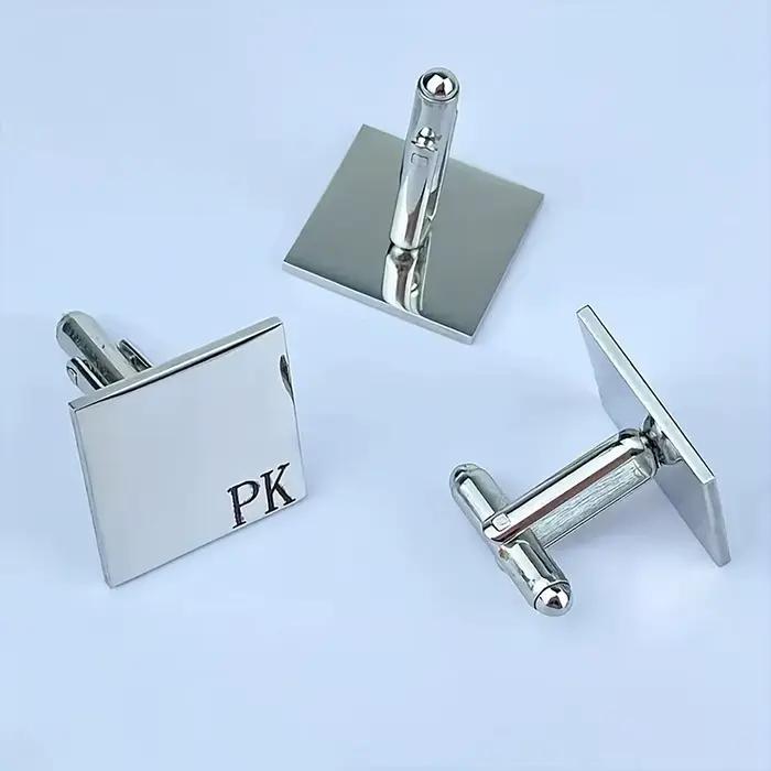 Boutons de manchette personnalisés avec nom initial