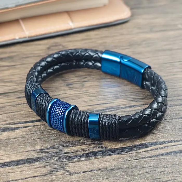 Bracelet pour homme en cuir tressé et acier inoxydable, avec breloque perlée texturée bleue et fermoir magnétique, bracelet décontracté pour usage quotidien