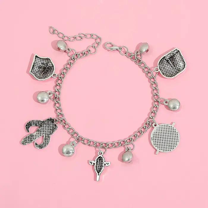 Bracelet à breloques Star Wars The Mandalorian plaqué argent avec breloques Mythosaur, casque, crête de rasoir et détails en cristal vert