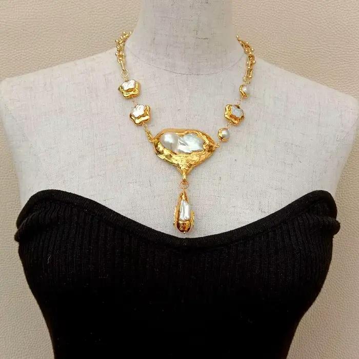 Collier en or jaune avec pendentif perle Keshi blanche fleur naturelle pour femmes occasions spéciales