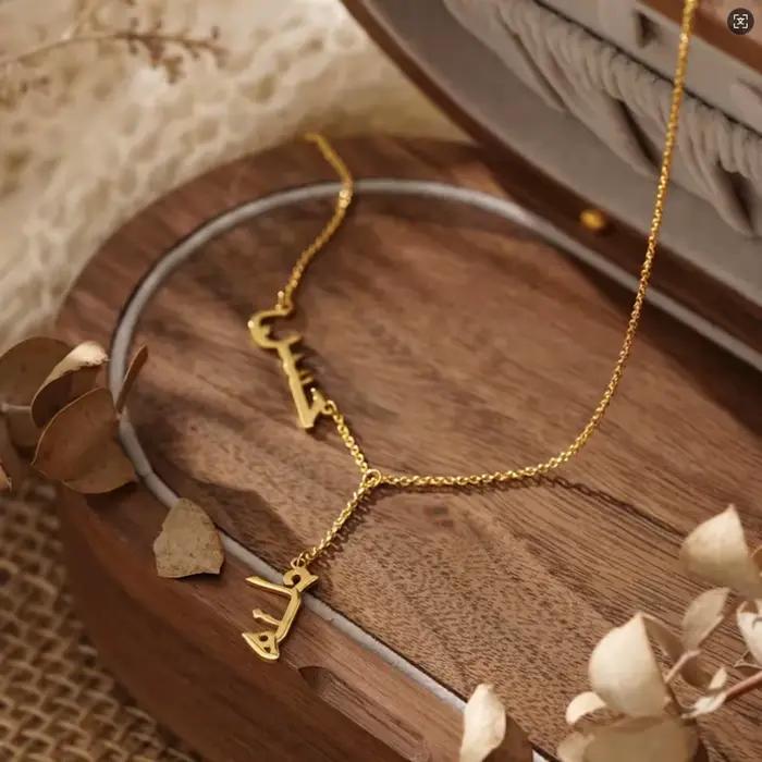 Collier personnalisé avec 2 noms en arabe, collier islamique en acier inoxydable, pendentif personnalisé, chaîne délicate pour clavicule, bijoux pour femmes, cadeau