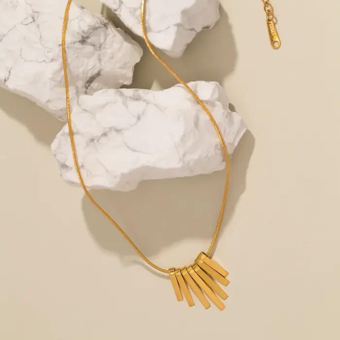 UHBINYCA collier en forme d'éventail pour femmes de Style minimaliste, bijoux exquis antirouille en acier inoxydable plaqué or