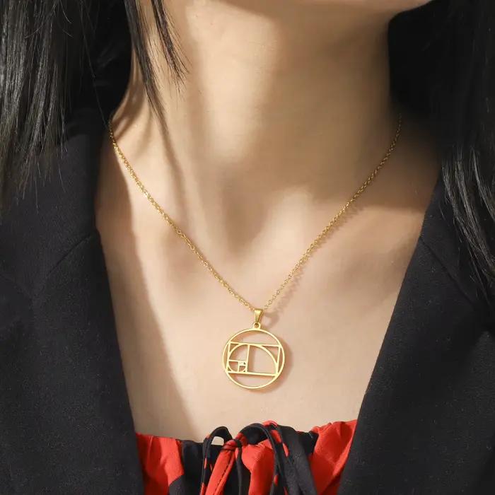 Collier avec pendentif en spirale Fibonacci