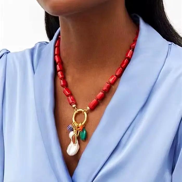 Collier avec pendentif en perles d'eau douce naturelles baroques, corail rouge, court pour femmes, bijoux bohème à la mode, ras du cou d'amitié, 2022