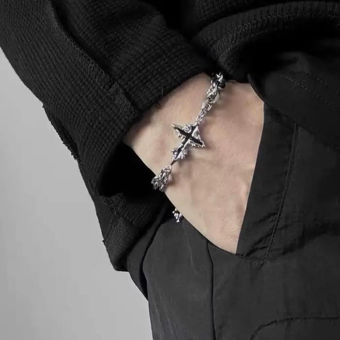 Bracelet croix foncée à la mode pour hommes