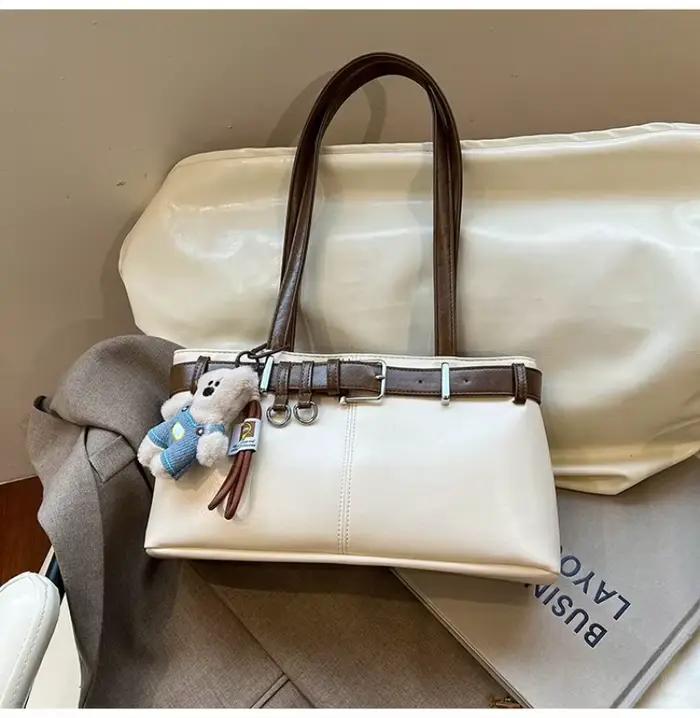Sac à bandoulière en cuir pour femme avec détail ceinture et ours en peluche, idéal pour le bureau, le streetwear, les voyages de week-end, le shopping et les courses