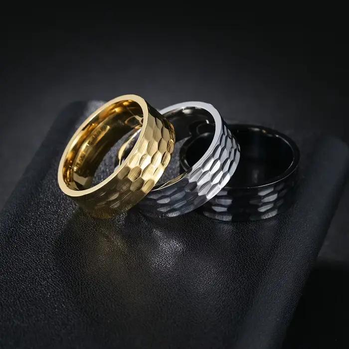 Bagues texturées martelées pour hommes