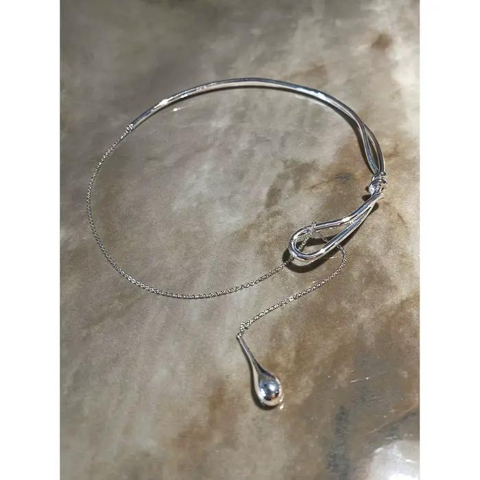Collier à cordon unique au design original et tendance avec pendentif goutte d'eau, cadeau polyvalent pour un ami