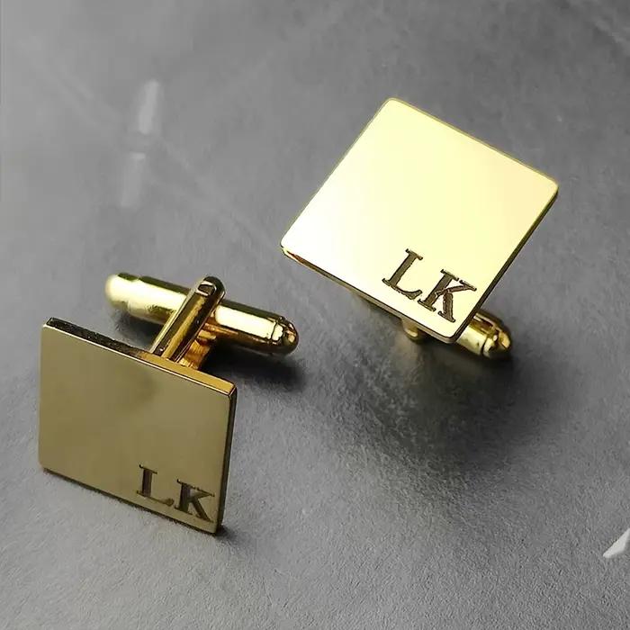 Boutons de manchette personnalisés avec nom initial