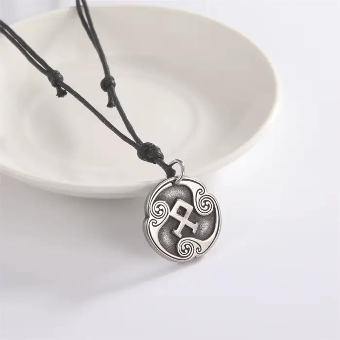 EUEAVAN Collier Rétro Mystérieux avec Runes, Bijoux Viking, Chaîne en Corde Réglable, Pendentif en Acier Inoxydable, Bijou Amulette