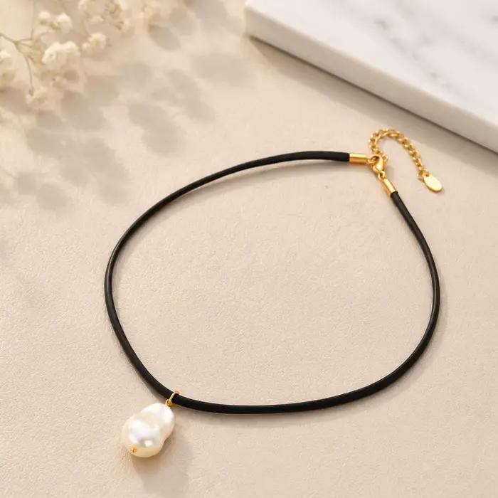 Collier ras du cou en cuir noir avec perles baroques, bande en cuir souple, perles d'eau douce irrég