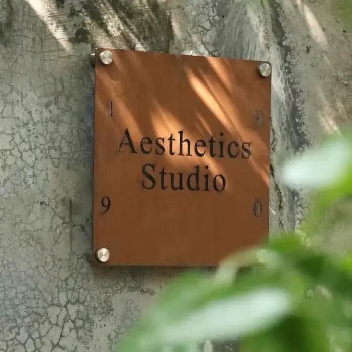 Plaque de porte de studio moderne en acier Corten avec texte et chiffres découpés au laser sur mesur