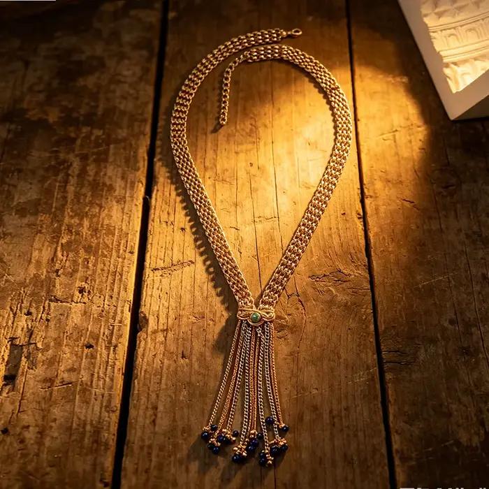 Collier lariat à pampilles en maille métallique, chaîne principale large en maille dorée tissée à la main, incrusté de cabochon vert naturel, superposé multicolore