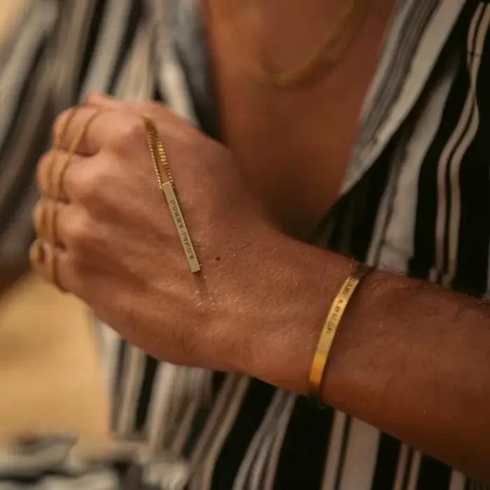 Ensemble de bijoux personnalisés avec nom gravé, collier, manchette, Bracelet, pour femmes et hommes, en acier inoxydable, pour Couples, cadeau de mariage