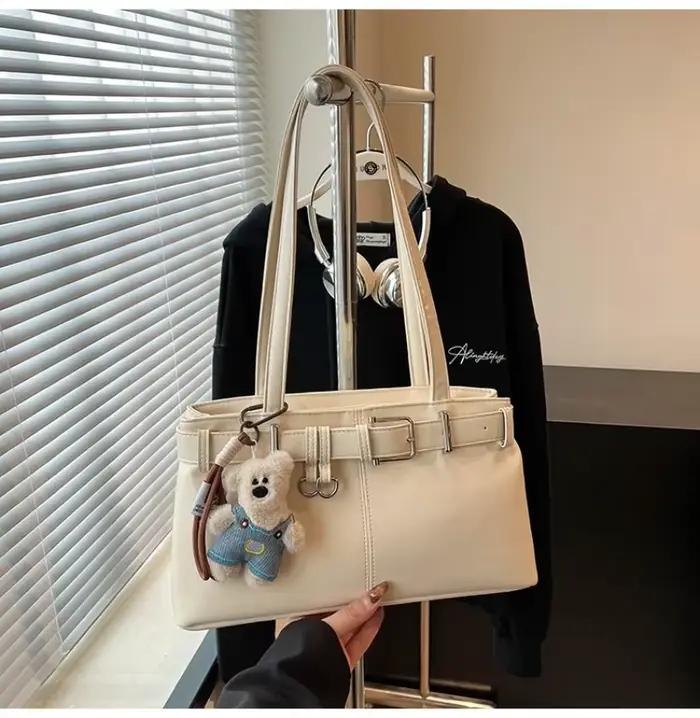 Sac à bandoulière en cuir pour femme avec détail ceinture et ours en peluche, idéal pour le bureau, le streetwear, les voyages de week-end, le shopping et les courses