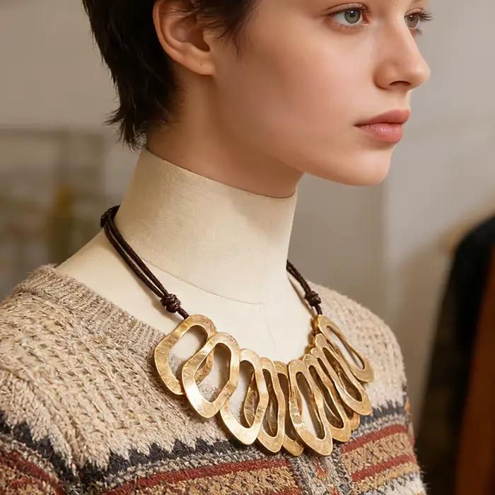 Collier bib minimaliste à motif vague, accessoire tendance idéal pour les brunches et les tenues élégantes, pour ajouter une touche de charme sans effort avec un style superposé.