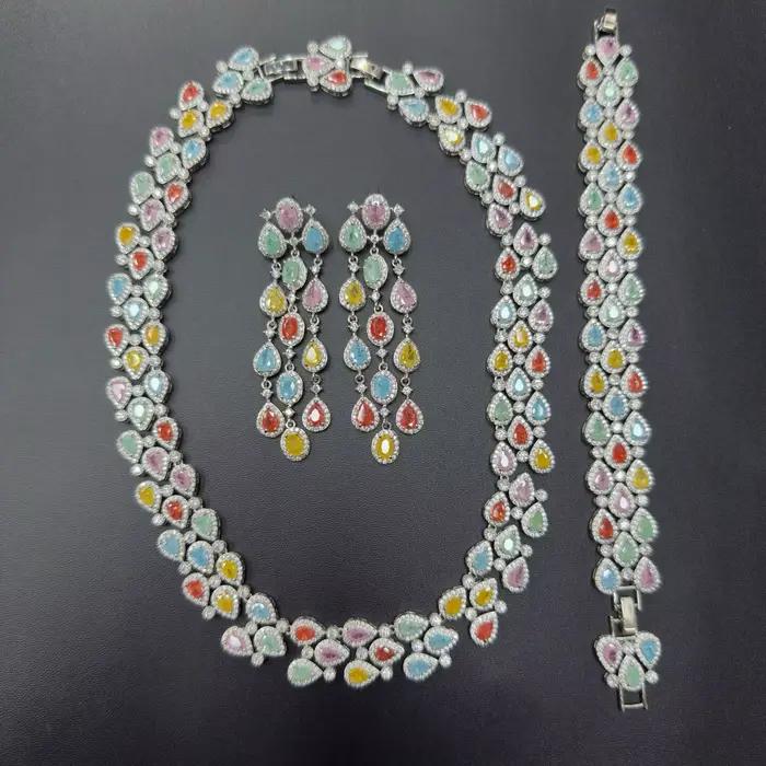 Ensemble collier, bracelet et boucles d'oreilles en forme de goutte d'eau pour femme, entièrement serti de zircon