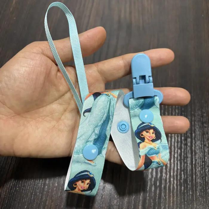 Sucette pour nouveau-né mignonne de style dessin animé avec capuchon anti-poussière et chaîne anti-chute, tétine à mâcher Kawaii pour bébés, respectueuse de la peau