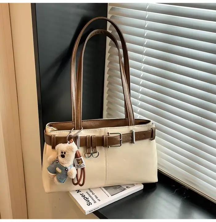 Sac à bandoulière en cuir pour femme avec détail ceinture et ours en peluche, idéal pour le bureau, le streetwear, les voyages de week-end, le shopping et les courses
