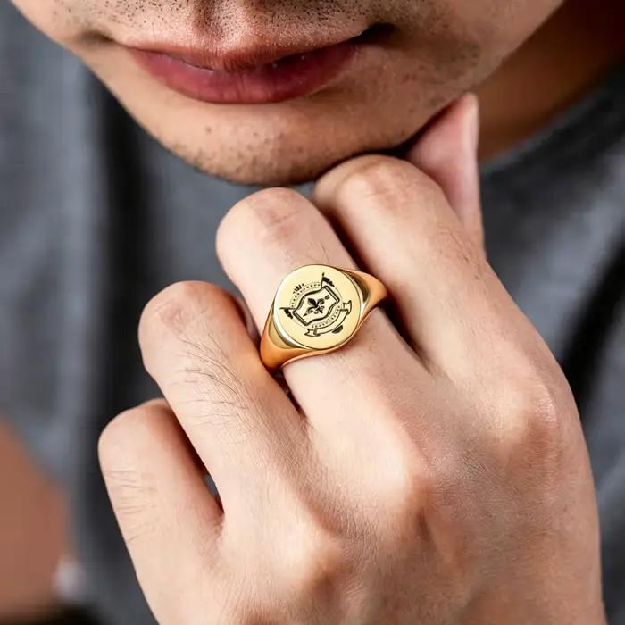 Bague Chevalière Personnalisée avec Armoiries Familiales, en Acier Inoxydable, Logo Héraudique Gravé, Textes et Noms Intérieurs, Bijou de Remise de Diplôme