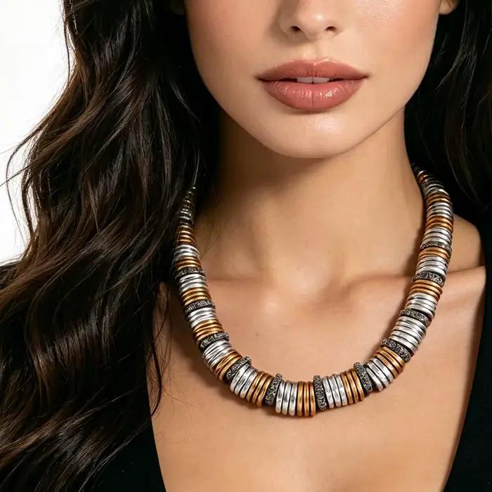 Collier contemporain en métal mélangé à disques superposés, ton or et argent, avec cristaux étincelants, bijou statement pour tenue de soirée