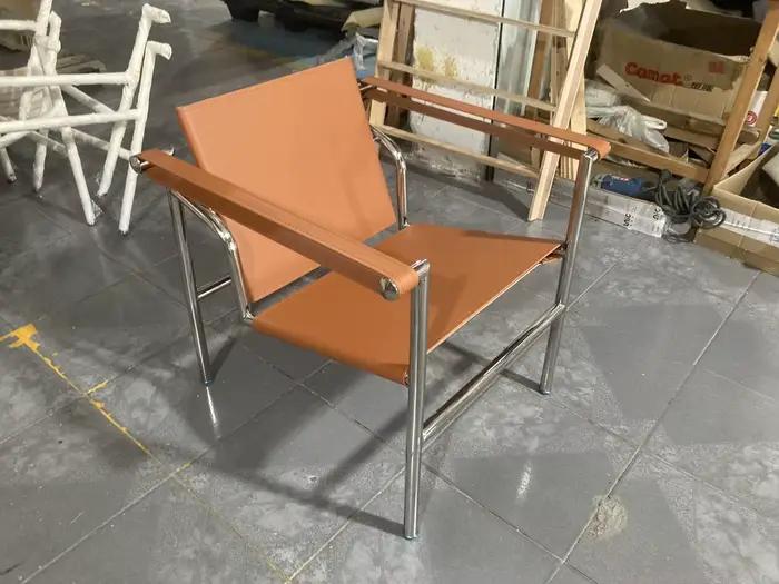 Chaise de fauteuil de style Kevin en cuir PU, cuir de vache, cadre en acier inoxydable, salon, loisirs, corbusier facilement