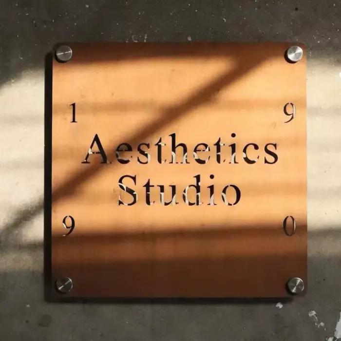 Plaque de porte de studio moderne en acier Corten avec texte et chiffres découpés au laser sur mesure, vis de fixation étanches pour usage extérieur