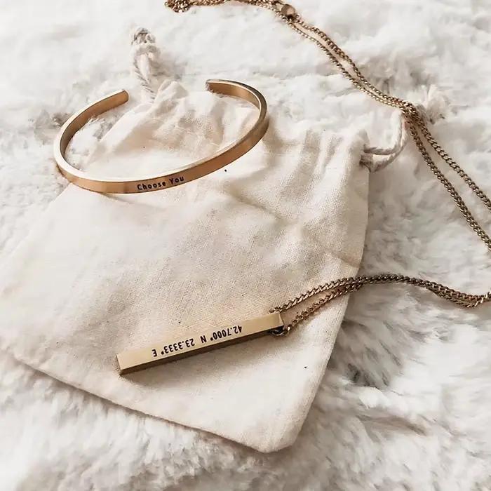 Ensemble de bijoux personnalisés avec nom gravé, collier, manchette, Bracelet, pour femmes et hommes, en acier inoxydable, pour Couples, cadeau de mariage