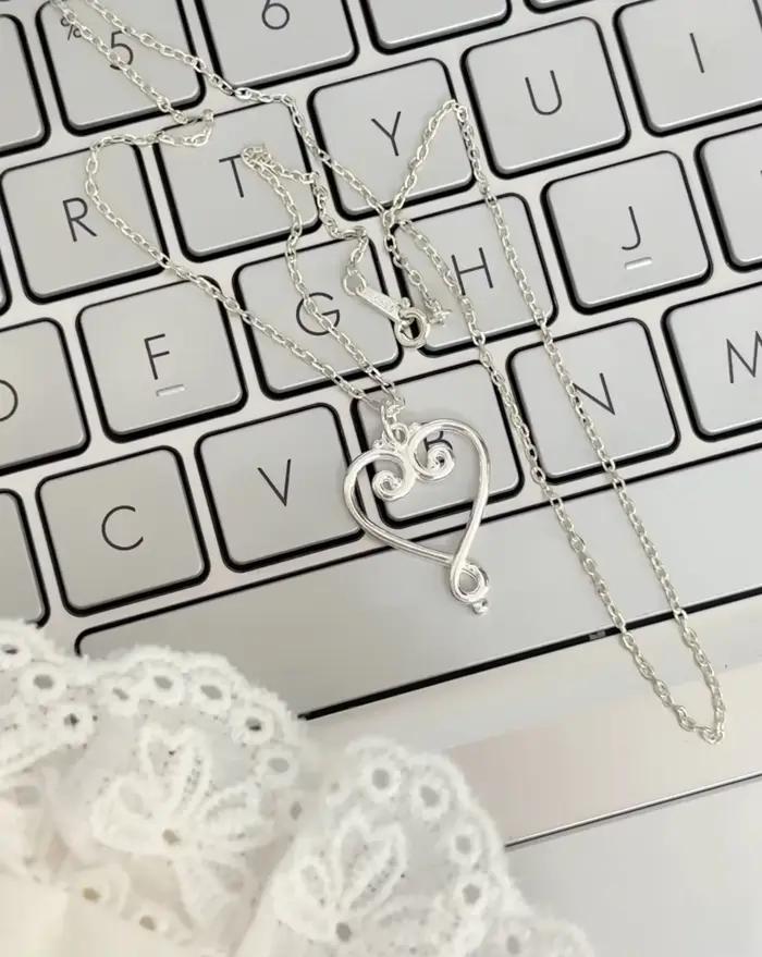 Collier de style identique à celui de ARin du groupe de filles coréen OH MY GIRL, collier d'amour de haute qualité, chaîne de clavicule féminine haut de gamme