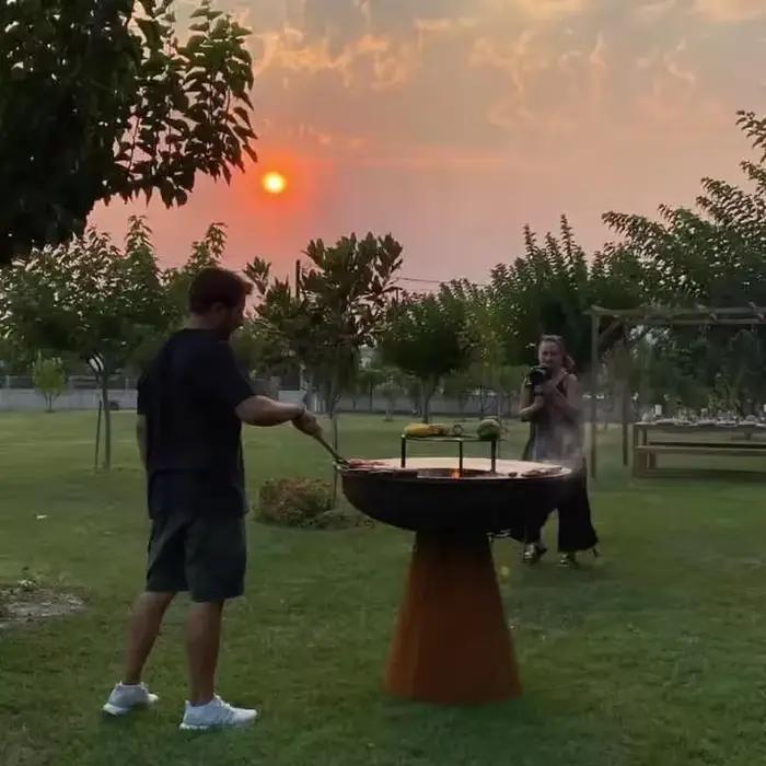 Ensemble de barbecue en acier Corten, foyer extérieur au charbon de bois avec table à bois, barbecue en métal pour jardin, patio, cour arrière