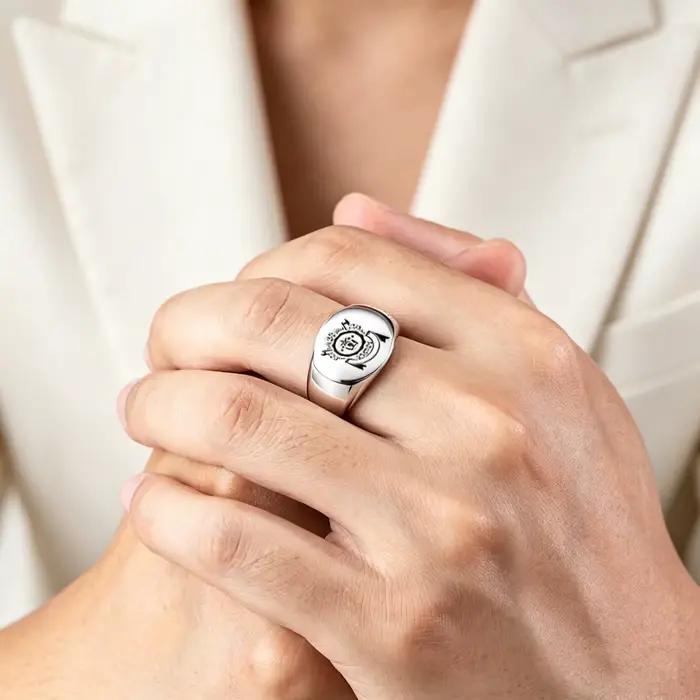 Bague Chevalière Personnalisée avec Armoiries Familiales, en Acier Inoxydable, Logo Héraudique Gravé, Textes et Noms Intérieurs, Bijou de Remise de Diplôme