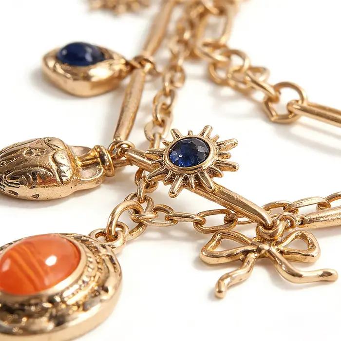 Collier superposé multi-breloques en or (style bohème éclaté) – Bijou tendance parfait pour les brunches, les rendez-vous et les tenues élégantes qui allient fantaisie et originalité