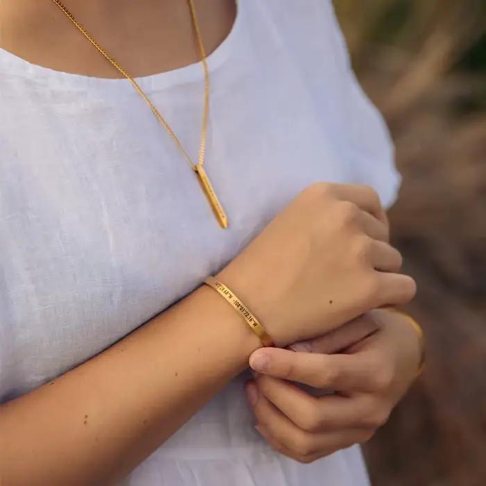 Ensemble de bijoux personnalisés avec nom gravé, collier, manchette, Bracelet, pour femmes et hommes, en acier inoxydable, pour Couples, cadeau de mariage