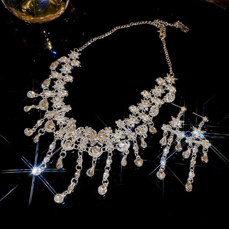 Collier ajouré orné de diamants avec pampilles, chaîne de clavicule exquise, élégante et polyvalente